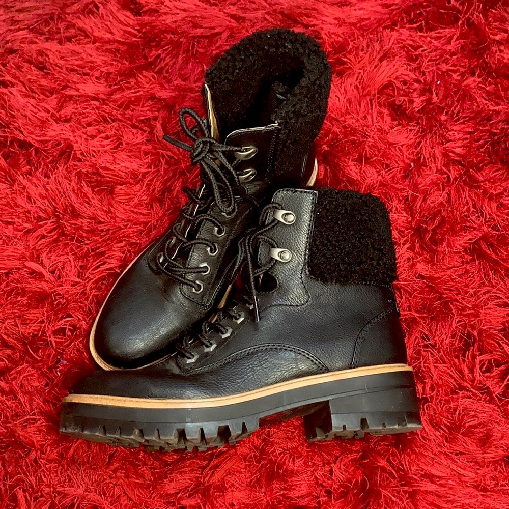 Índigo Rd. Ankle cozy combat boots